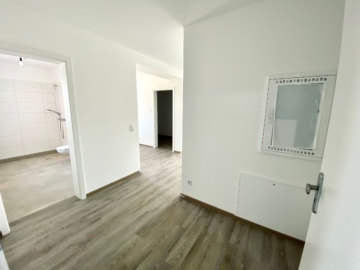 Helle 2-Zimmer-Wohnung mit Terrasse im Erdgeschoss in Seelze OT Dedensen - Helle Wohnungseingang (6528)