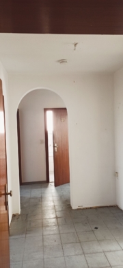 Charmante 3-Zimmer-Wohnung mit Balkon in Seelze - Leerer Flur mit Türen (4951)