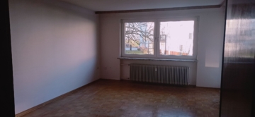 Charmante 3-Zimmer-Wohnung mit Balkon in Seelze - Leeres Wohnzimmer (4950)