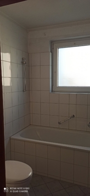 Charmante 3-Zimmer-Wohnung mit Balkon in Seelze - Weißes Badezimmer mit Wanne (4955)