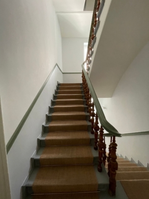Aufzug & Balkon in 3-Zimmer-Wohnung in Berlin-Pestalozzistraße - Treppenhaus (6918)