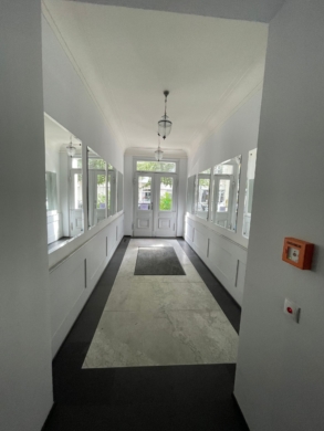 Aufzug & Balkon in 3-Zimmer-Wohnung in Berlin-Pestalozzistraße - Hauseingang innen (6920)