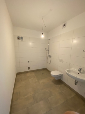 Moderne Penthouse-Wohnung mit großer Dachterrasse in Seelze - Modernes Badezimmer 1 (4916)