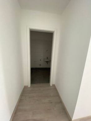 Penthouse-Traum: 3 Zimmer mit großzügiger Dachterrasse | An der Pferdekoppel 2 in Seelze-Dedensen - Flur zum Bad (4492)