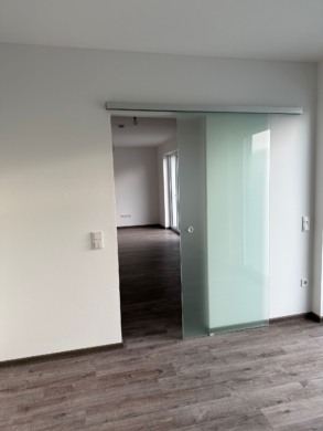 Penthouse-Traum: 3 Zimmer mit großzügiger Dachterrasse | An der Pferdekoppel 2 in Seelze-Dedensen - 3. Zimmer Umbau mit Glastür 3 (4785)