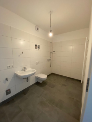 Penthouse-Traum: 3 Zimmer mit großzügiger Dachterrasse | An der Pferdekoppel 2 in Seelze-Dedensen - Modernes Badezimmer (4493)