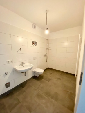 Penthouse-Traum: 3 Zimmer mit großzügiger Dachterrasse | An der Pferdekoppel 2 in Seelze-Dedensen - Modernes Badezimmer (4773)