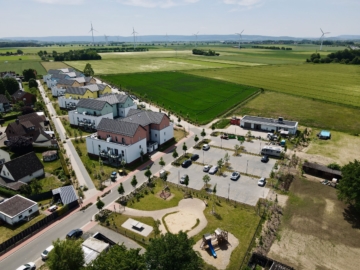 Penthouse-Traum: 3 Zimmer mit großzügiger Dachterrasse | An der Pferdekoppel 2 in Seelze-Dedensen - Luftbild Wohngebiet (4766)