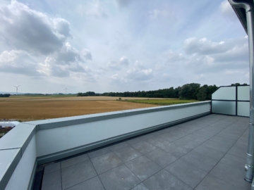 Penthouse-Traum: 3 Zimmer mit großzügiger Dachterrasse | An der Pferdekoppel 2 in Seelze-Dedensen - Große Terrasse mit Ausblick (4502)