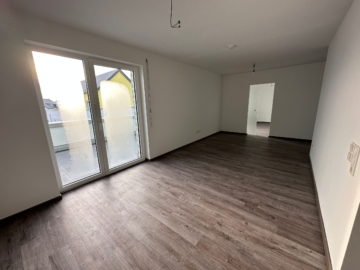 Penthouse-Traum: 3 Zimmer mit großzügiger Dachterrasse | An der Pferdekoppel 2 in Seelze-Dedensen - Helles Wohnzimmer mit Glastür (4499)