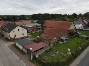 4-Seitenhof in Britz – ruhige Lage, vielseitig nutzbar - Luftaufnahme von Straße (4322)
