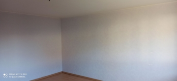 Helle 3-Zimmer-Wohnung in Seelze – Verfügbar ab Dezember 2025 - Leeres Wohnzimmer, helle Wand (4611)