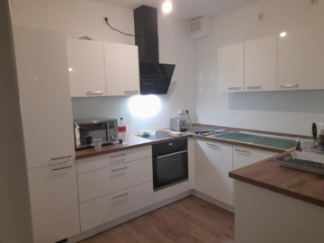 Helle 3-Zimmer-Wohnung mit Balkon in Dedensen - Moderne weiße Küche (5710)