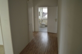Heller Flur mit Badblick - Dachgeschoss mit Balkon und 3 Zimmern in Dedensen