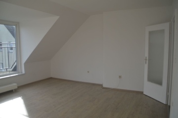 Dachgeschoss mit Balkon und 3 Zimmern in Dedensen - Wohnzimmer (6193)