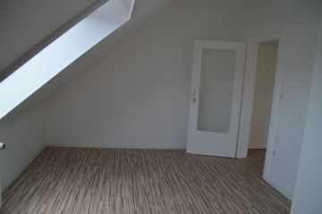 Dachgeschoss mit Balkon und 3 Zimmern in Dedensen - Kinderzimmer. (6197)