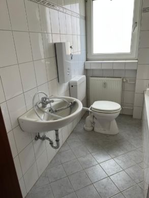 Dachgeschoss mit Balkon und 3 Zimmern in Dedensen - Badezimmer (6201)