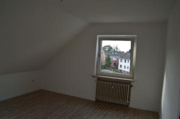 Dachgeschoss mit Balkon und 3 Zimmern in Dedensen - Schlafzimmer. (6199)