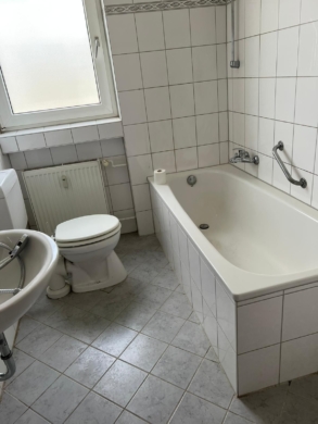 Dachgeschoss mit Balkon und 3 Zimmern in Dedensen - Helles Badezimmer mit Wanne (6200)