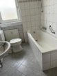 Helles Badezimmer mit Wanne - Dachgeschoss mit Balkon und 3 Zimmern in Dedensen