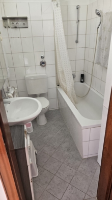 Helle 2-Zimmer-Wohnung in Dedensen – Verfügbar ab Juni 2026 - Badezimmer mit Badewanne (5674)