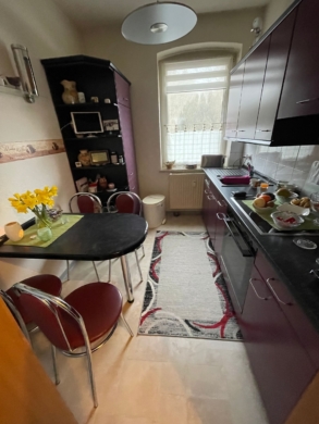Spechthausen 28 l Renovierte 3-Zimmer Wohnung mit Gartenanteil, Keller und Stellplatz - Kleine Küche mit Esstisch (6249)