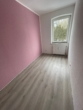Schmales Zimmer mit Fenster - Spechthausen 28 l Renovierte 3-Zimmer Wohnung mit Gartenanteil, Keller und Stellplatz