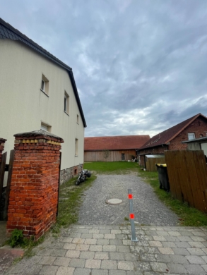 Voll vermietetes Mehrfamilienhaus mit 4 Wohneinheiten & Entwicklungspotenzial bei Eberswalde - Einfahrt (6783)