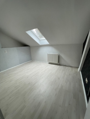 Voll vermietetes Mehrfamilienhaus mit 4 Wohneinheiten & Entwicklungspotenzial bei Eberswalde - Zimmer mit Licht (6789)