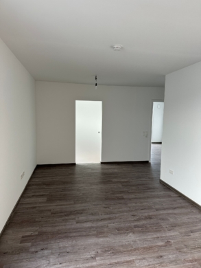 Penthouse mit 3 Zimmern und Dachterrasse in Seelze - Wohnzimmer. (6431)