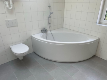 Dreifamilienhaus mit Sauna & Garten – ideal für Mehrgenerationenwohnen - Badewanne (6814)