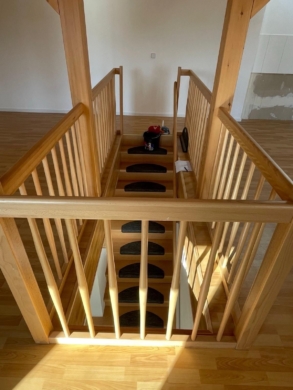 Dreifamilienhaus mit Sauna & Garten – ideal für Mehrgenerationenwohnen - Treppe (6800)