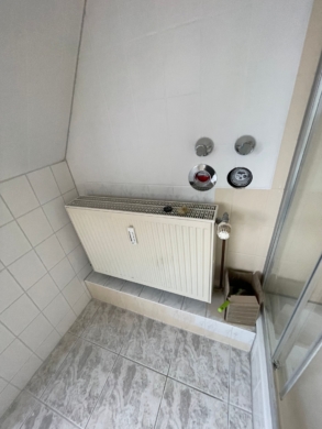 Charakter-Dachgeschoss mit Garten in Potsdam – für Mieter mit Gestaltungswillen - Unrenoviertes Badezimmer (5955)