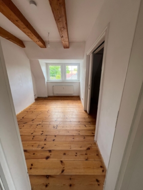 Helle Dachgeschosswohnung in Potsdam mit Garten - Dachgeschosszimmer mit Holzboden (5254)
