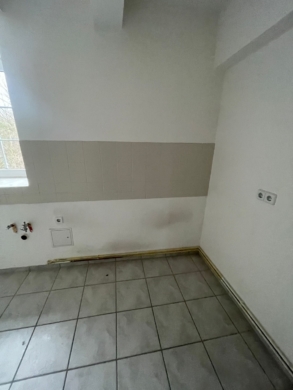 Charakter-Dachgeschoss mit Garten in Potsdam – für Mieter mit Gestaltungswillen - Unrenovierte Küchenecke (5957)