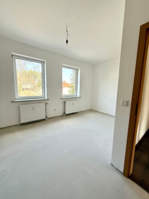 Vermietete Bestandswohnungen im Grünen – Kapitalanlage in Spechthausen - Helles Zimmer mit zwei Fenstern (4186)