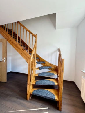 Vermietete Bestandswohnungen im Grünen – Kapitalanlage in Spechthausen - Holztreppe mit Teppichauflagen (4185)