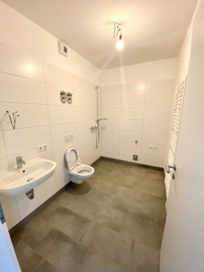 2-Zimmer-Wohnung mit Balkon und Aufzug in Seelze OT Dedensen - Modernes Badezimmer (6547)