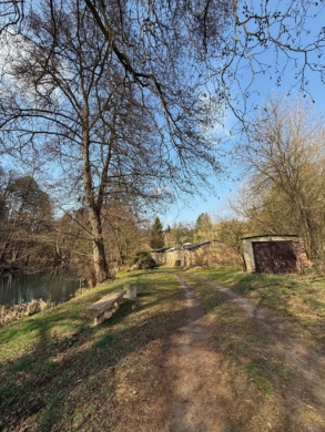 Zwei Mehrfamilienhäuser als Kapitalanlage inkl. traumhaftem Baugrundstück & Nebengebäude in Spechthausen bei Eberswalde - Naturpfad mit altem Gebäude (4691)