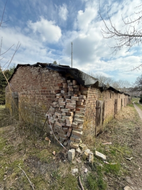 Zwei Mehrfamilienhäuser als Kapitalanlage inkl. traumhaftem Baugrundstück & Nebengebäude in Spechthausen bei Eberswalde - Alter Backsteinbau mit Schäden (4688)
