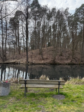 Zwei Mehrfamilienhäuser als Kapitalanlage inkl. traumhaftem Baugrundstück & Nebengebäude in Spechthausen bei Eberswalde - Bank am ruhigen Flussufer (4689)
