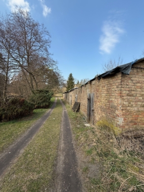 Zwei Mehrfamilienhäuser als Kapitalanlage inkl. traumhaftem Baugrundstück & Nebengebäude in Spechthausen bei Eberswalde - Ländlicher Weg und Stall (4690)