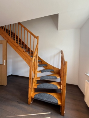 Zwei Mehrfamilienhäuser als Kapitalanlage inkl. traumhaftem Baugrundstück & Nebengebäude in Spechthausen bei Eberswalde - Holztreppe mit Teppichstufen (4684)