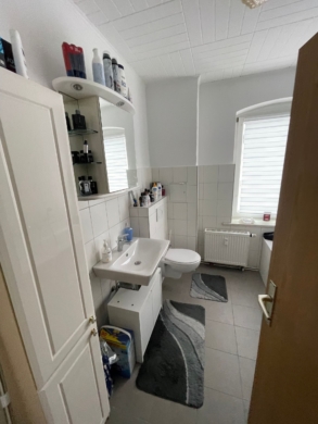 Spechthausen 30 l Teilrenovierte 2-Zimmer Wohnung mit Gartenanteil, Keller und Stellplatz - Helles Badezimmer (6286)