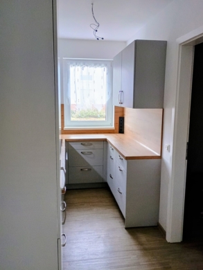 Helle 2-Zimmer-Wohnung im Erdgeschoss mit Terrasse in Seelze OT Dedensen - Moderne Küchenzeile (6840)