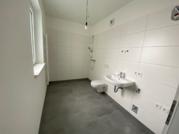 Helle 2-Zimmer-Wohnung im Erdgeschoss mit Terrasse in Seelze OT Dedensen - Modernes Badezimmer (6845)