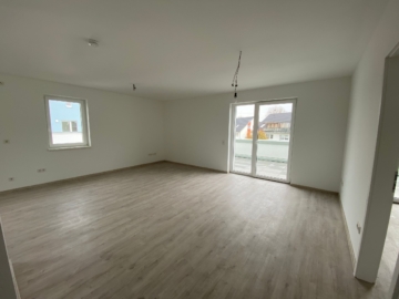 Lichtdurchflutetes Penthouse mit großer Dachterrasse in Dedensen - Helles Wohnzimmer mit Balkon (5273)