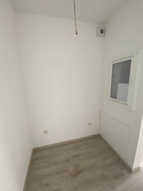 Lichtdurchflutetes Penthouse mit großer Dachterrasse in Dedensen - Kleiner leerer Raum (5271)