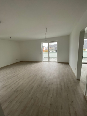 Lichtdurchflutetes Penthouse mit großer Dachterrasse in Dedensen - Helles Wohnzimmer mit Terrasse (5272)