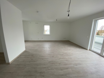 Lichtdurchflutetes Penthouse mit großer Dachterrasse in Dedensen - Wohnzimmer mit Terrasse (5274)